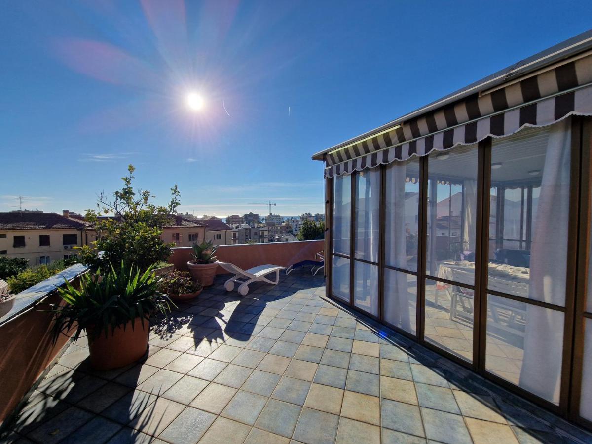 Апартаменты Via Alberti Terrazza Vista Aperta- Free Parking Пьетра-Лигуре Экстерьер фото